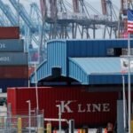 رسم بياني يوضح تطور العجز التجاري الأمريكي