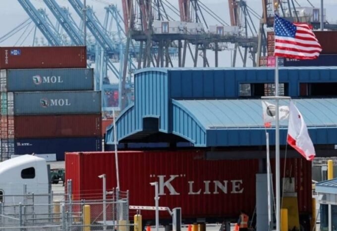 رسم بياني يوضح تطور العجز التجاري الأمريكي