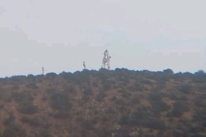 لاقط هوائي مكسور في منطقة جبلية بجماعة أزكور بإقليم الحوز، يرمز لانقطاع الاتصالات.