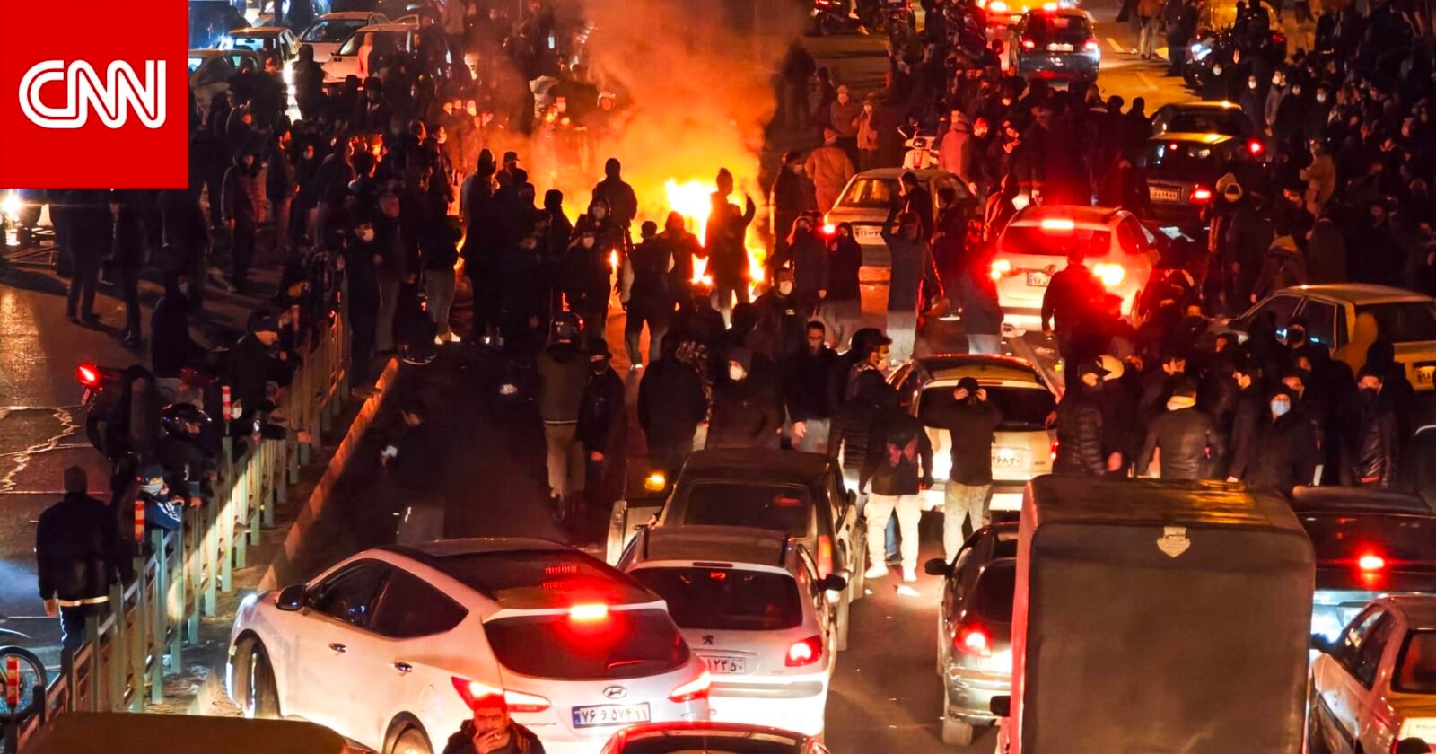 علمي الولايات المتحدة وإيران، يرمزان للتوترات الدبلوماسية والعقوبات المفروضة.