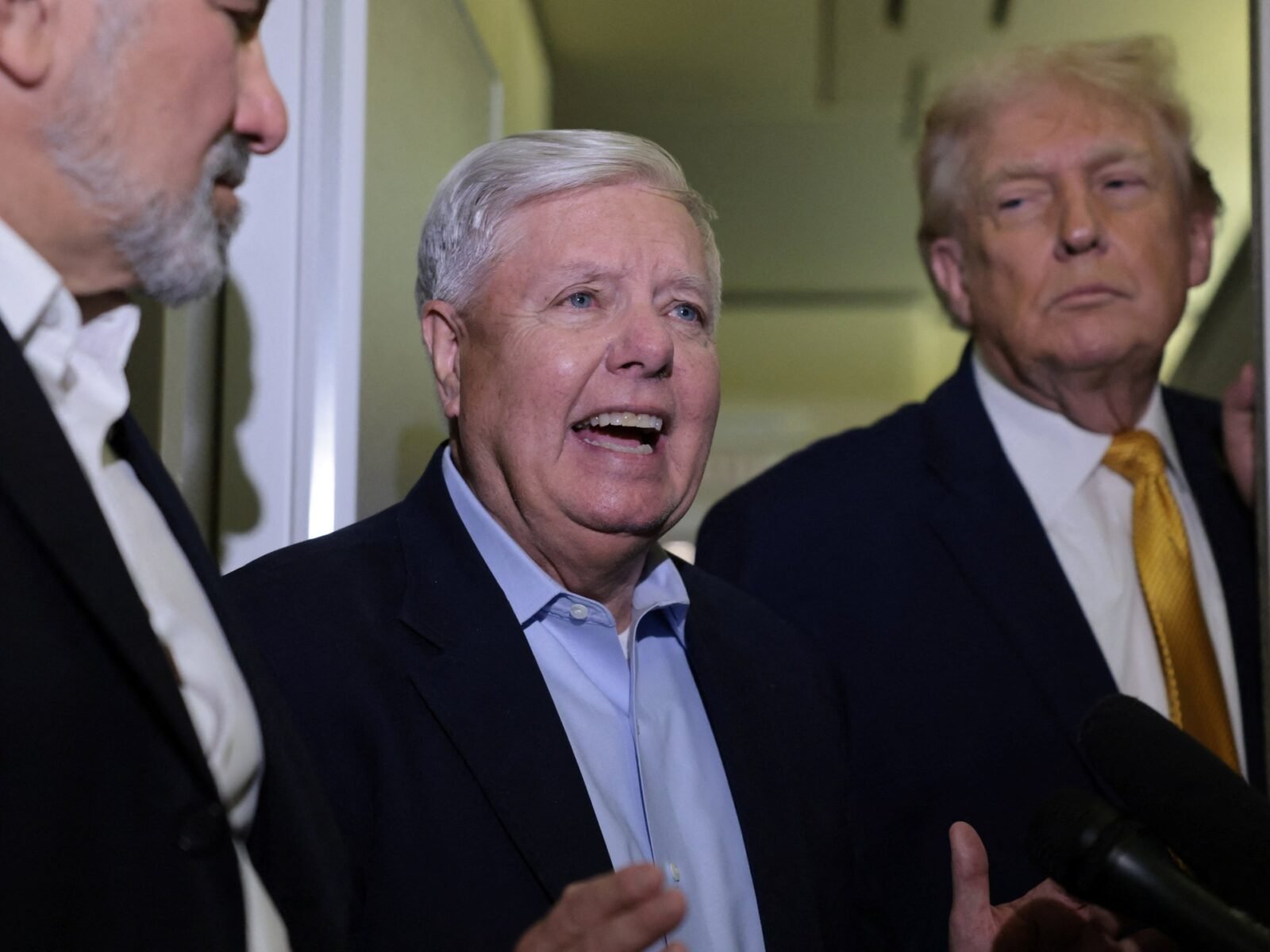 الرئيس الأمريكي دونالد ترامب يحمل قبعة مكتوب عليها "لنجعل إيران عظيمة مجدداً" برفقة السيناتور ليندسي غراهام.