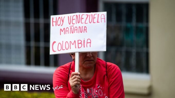 متظاهرة كولومبية تحمل لافتة في بوغوتا تقول: "فنزويلا اليوم، كولومبيا غداً".