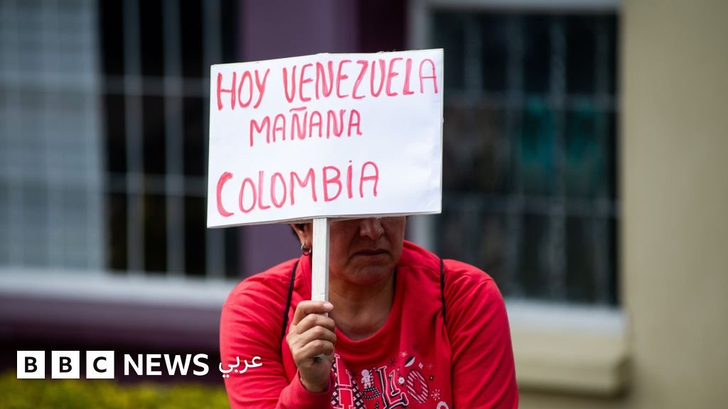 متظاهرة كولومبية تحمل لافتة في بوغوتا تقول: "فنزويلا اليوم، كولومبيا غداً".