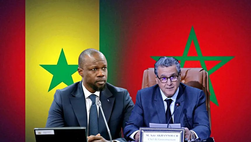 صورة تجمع مسؤولين مغاربة وسنغاليين خلال توقيع اتفاقيات تعاون، مع خلفية لمعالم مغربية ورياضية.