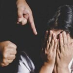 امرأة تتعرض للعنف الأسري، تعبير عن معاناة ضحايا العنف