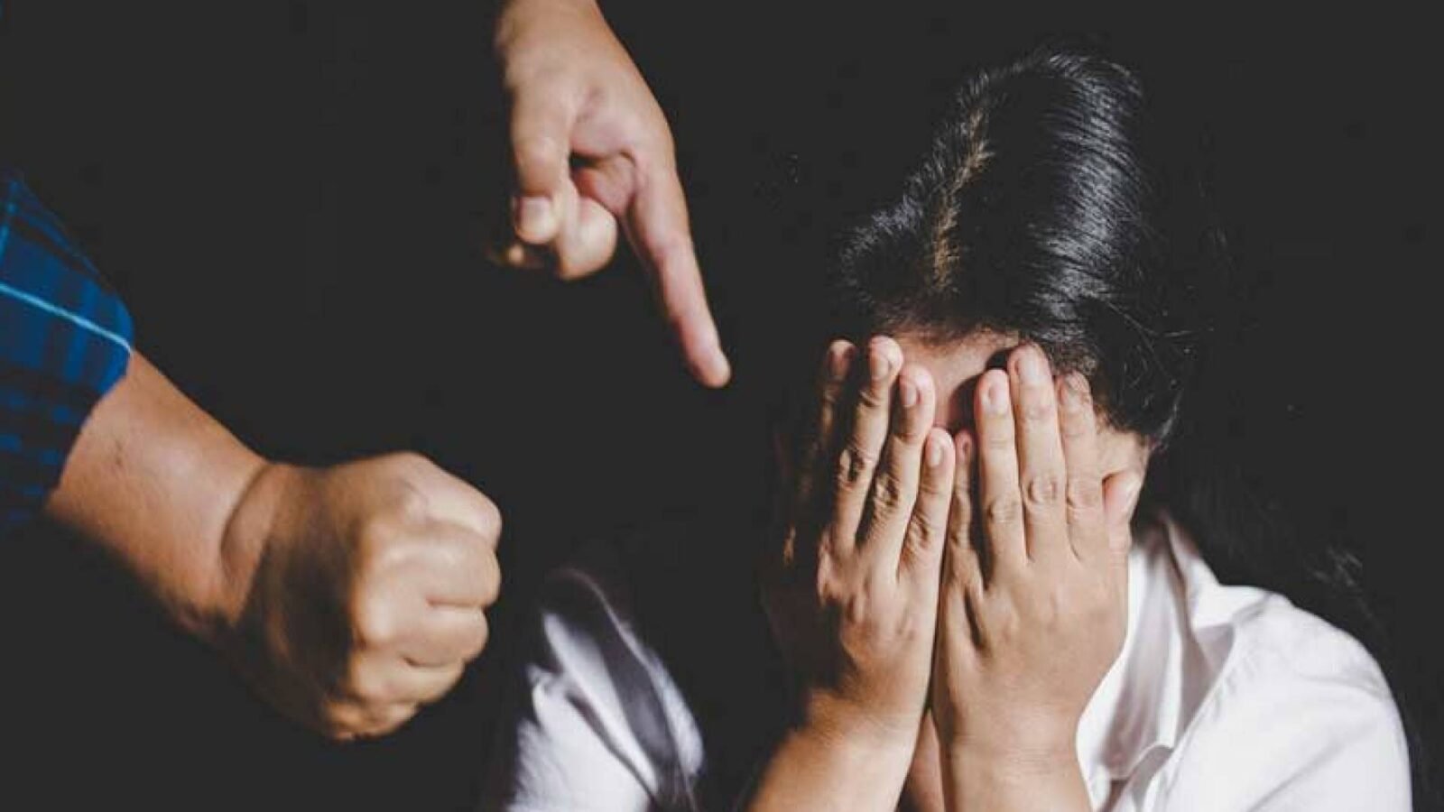 امرأة تتعرض للعنف الأسري، تعبير عن معاناة ضحايا العنف