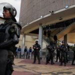 صورة لشرطة عسكرية تقوم بدوريات خارج الكونغرس الهندوراسي وسط احتجاجات على نتائج الانتخابات الرئاسية.