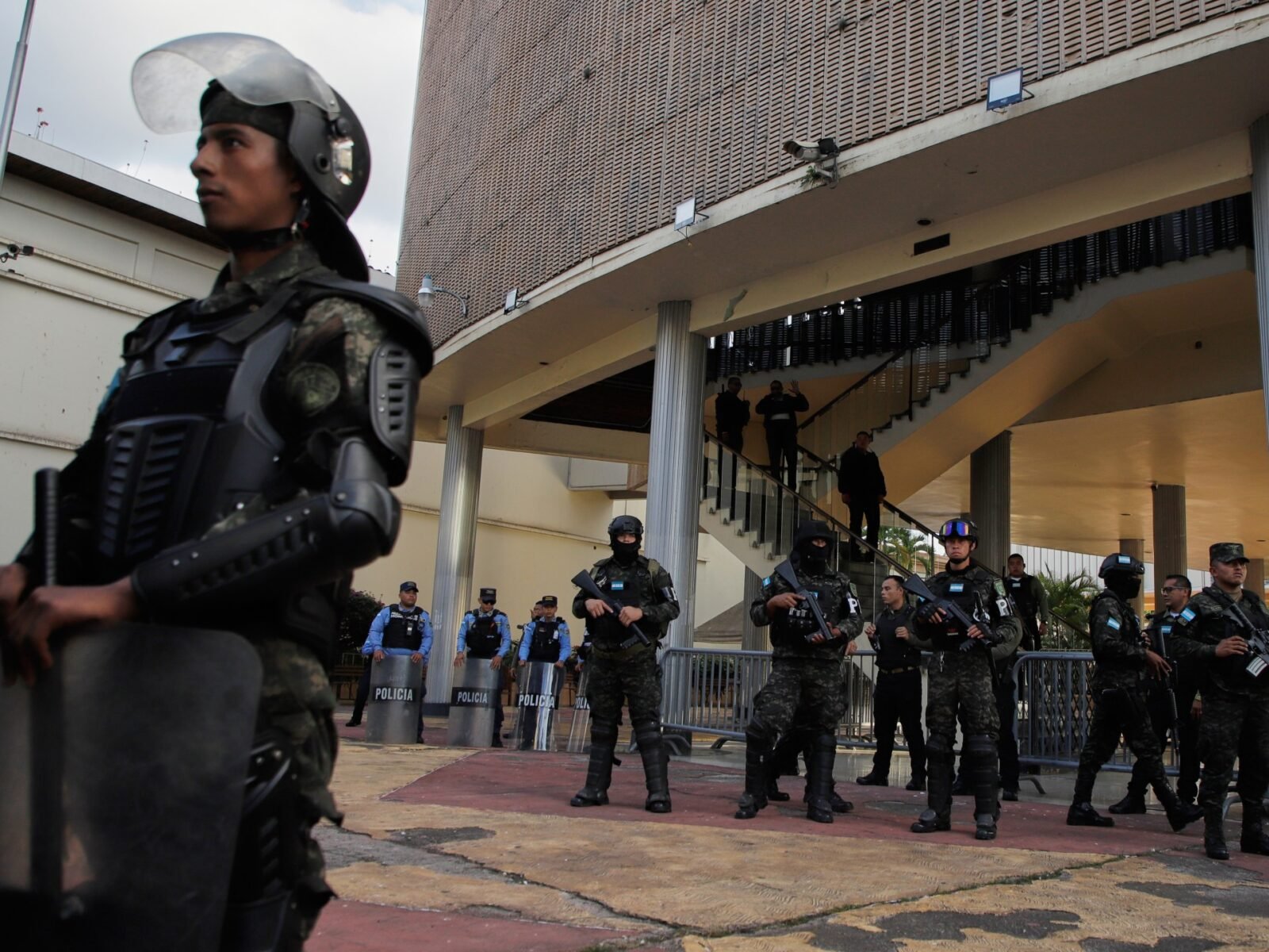 صورة لشرطة عسكرية تقوم بدوريات خارج الكونغرس الهندوراسي وسط احتجاجات على نتائج الانتخابات الرئاسية.