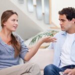 زوجان يتواصلان بحب لتقوية علاقتهما