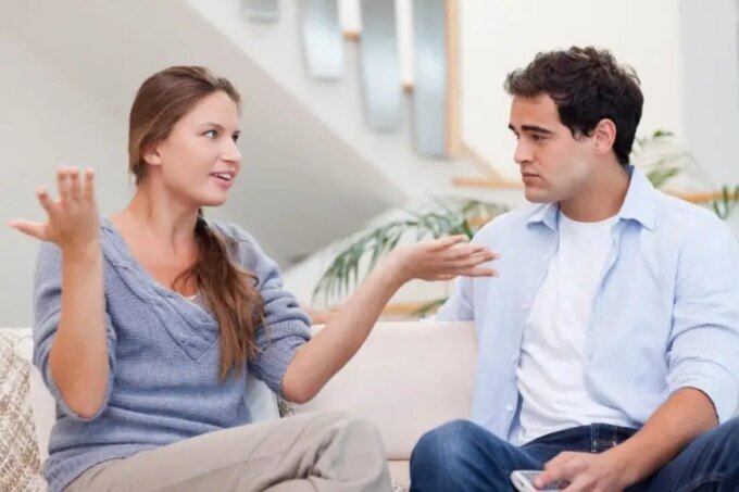 زوجان يتواصلان بحب لتقوية علاقتهما