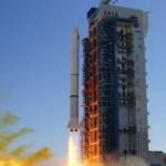 صورة لقمر صناعي في المدار فوق الأرض، يرمز إلى القمر الصناعي الجزائري Alsat-3A.