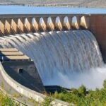 صورة جوية لسد مغربي ممتلئ بالمياه يعكس الانتعاش المائي الأخير في المملكة.