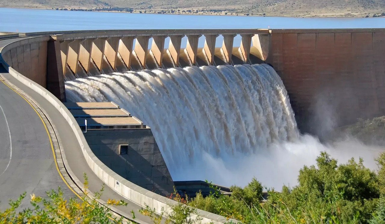 صورة جوية لسد مغربي ممتلئ بالمياه يعكس الانتعاش المائي الأخير في المملكة.