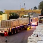 شاحنات تحمل مساعدات إنسانية تصطف بالقرب من معبر رفح الحدودي بين مصر وقطاع غزة.