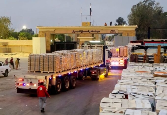 شاحنات تحمل مساعدات إنسانية تصطف بالقرب من معبر رفح الحدودي بين مصر وقطاع غزة.