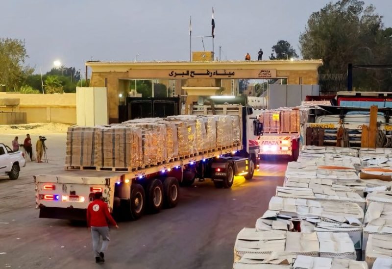 شاحنات تحمل مساعدات إنسانية تصطف بالقرب من معبر رفح الحدودي بين مصر وقطاع غزة.