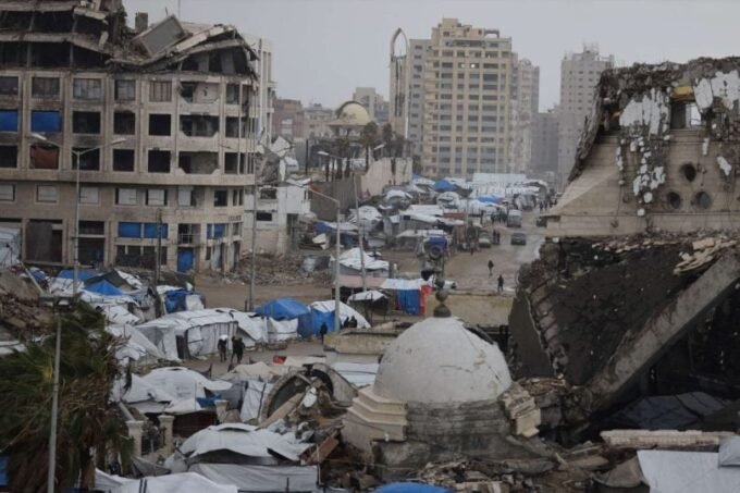 صورة لمبنى يرمز للاجتماعات الدبلوماسية في القاهرة مع أعلام فلسطينية ومصرية.