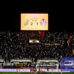 جماهير المغرب الفاسي "فاطال تايغرز" تحتفل بفوز الفريق في المدرجات.