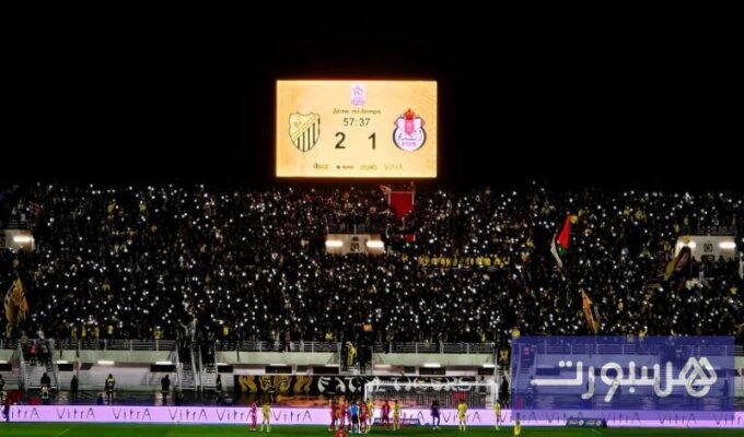 جماهير المغرب الفاسي "فاطال تايغرز" تحتفل بفوز الفريق في المدرجات.