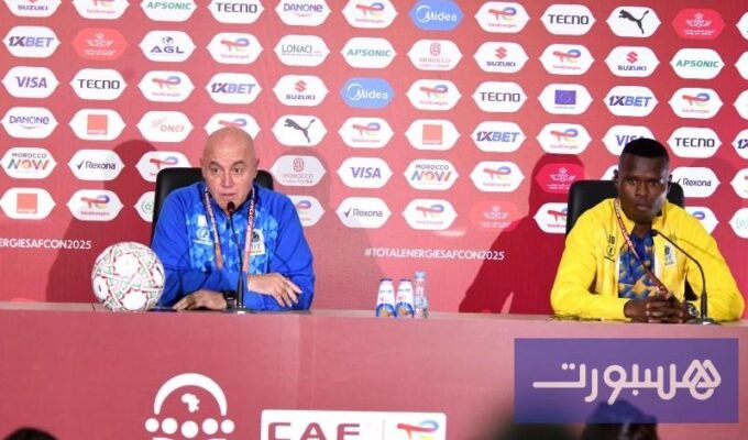 مدرب منتخب تنزانيا ميغيل غاموندي ومهاجم الفريق مبوانا ساماتا يتحدثان في ندوة صحفية قبل مباراة المغرب في كأس إفريقيا.