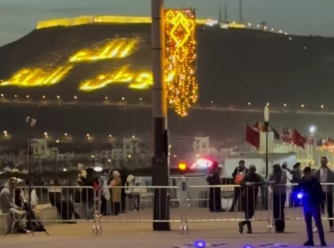 صورة تجمع بين أضواء احتفالات رأس السنة وملاعب كأس إفريقيا بالمغرب