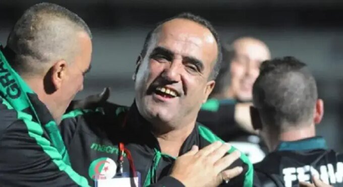 صورة للمدرب ناصر سنجاق وهو يحلل مباراة كرة قدم أو شعار كأس أمم إفريقيا