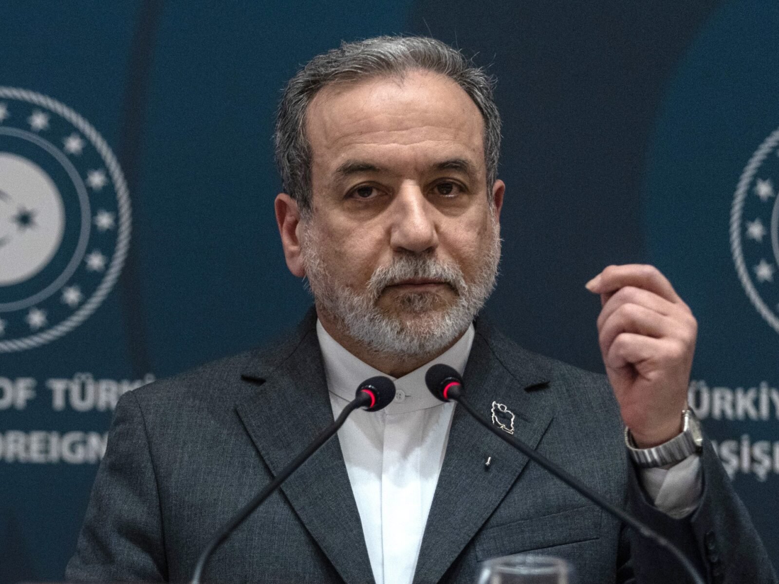 إيران تفتح باب الحوار مع واشنطن: مفاوضات عادلة لا تحت التهديد 3 وزير الخارجية الإيراني عباس عراقجي يتحدث في إسطنبول، تركيا، في 30 يناير 2026.