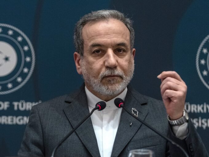 إيران تفتح باب الحوار مع واشنطن: مفاوضات عادلة لا تحت التهديد 12 وزير الخارجية الإيراني عباس عراقجي يتحدث في إسطنبول، تركيا، في 30 يناير 2026.