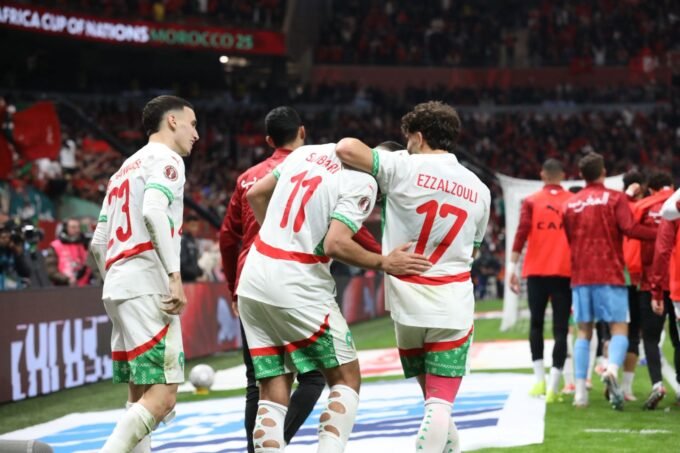 احتفال لاعبي المنتخب المغربي بعد الفوز على الكاميرون في كأس إفريقيا