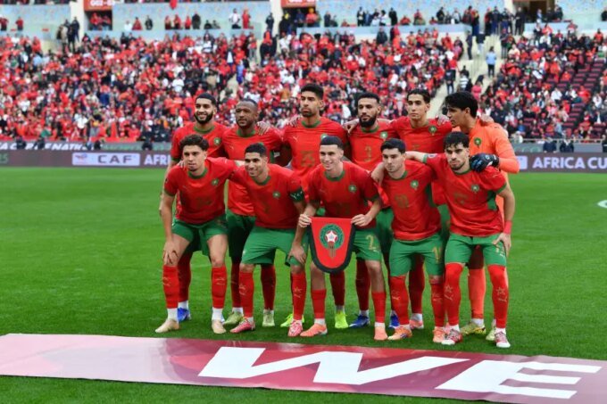 لاعبو المنتخب المغربي يحتفلون خلال مباراة في كأس أمم إفريقيا