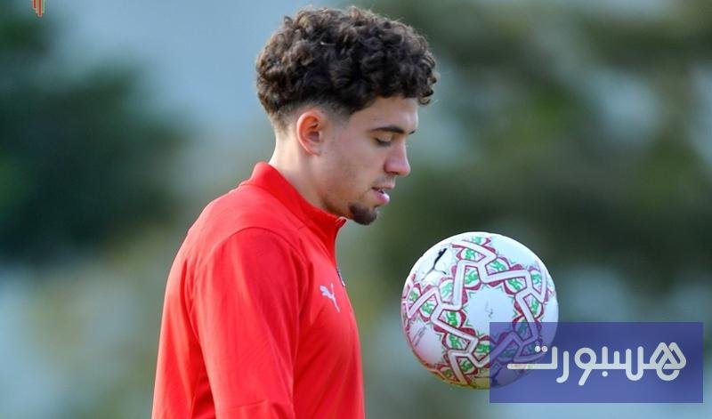 لاعبي المنتخب المغربي نايل العيناوي ومهدي الحرار خلال تدريبات الأسود قبل مواجهة الكاميرون في كأس أمم إفريقيا.