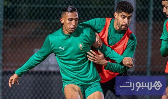 لاعبي المنتخب المغربي خلال حصة تدريبية استعدادًا لمواجهة تنزانيا في كأس أمم إفريقيا.