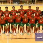 صورة لاعبي المنتخب المغربي لكرة القدم داخل القاعة يحتفلون بلقب دوري ويك فوتسال في كرواتيا.