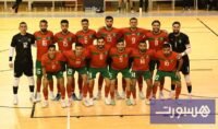 صورة لاعبي المنتخب المغربي لكرة القدم داخل القاعة يحتفلون بلقب دوري ويك فوتسال في كرواتيا.