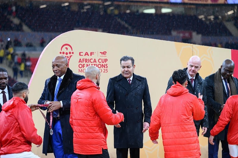 صورة جماعية للأمير مولاي رشيد مع أعضاء المنتخب المغربي لكرة القدم والمدرب فوزي لقجع ووليد الركراكي