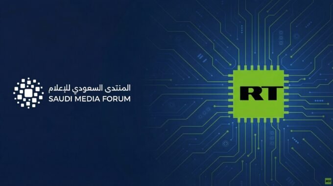 شعار المنتدى السعودي للإعلام 2026 مع خلفية لمدينة الرياض.