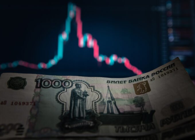 صورة تعبيرية تظهر رسوم بيانية ومؤشرات اقتصادية تعكس أداء الميزانية الروسية.