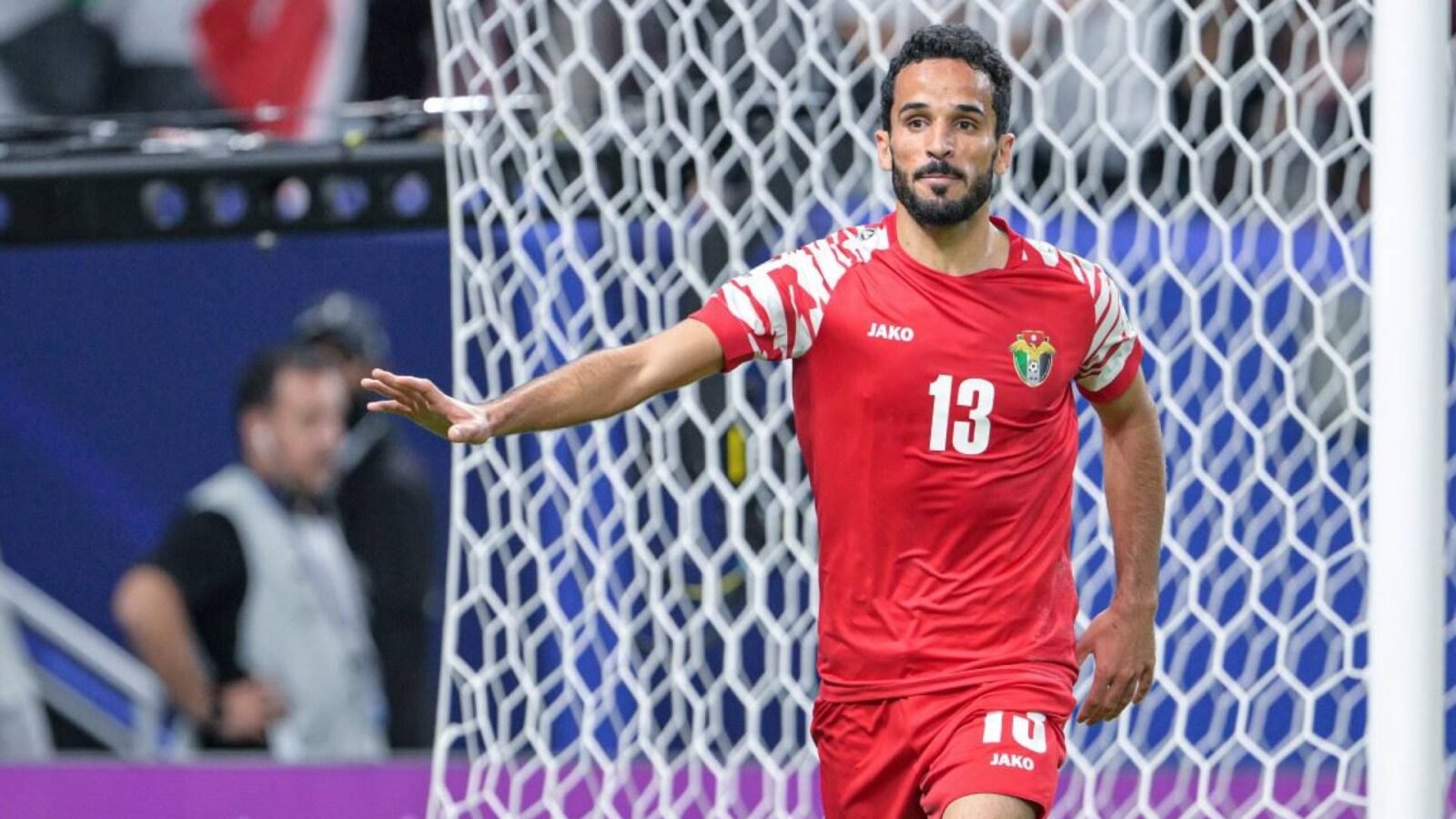 رباعية تاريخية: كيف دشنت مباراة الأردن وماليزيا حقبة النشامى الذهبية في كأس آسيا 2023 1 محمود المرضي يحتفل بهدفه في مرمى ماليزيا خلال كأس آسيا 2023