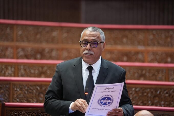 صورة لمبنى يرمز للجماعات الترابية أو شعار الاتحاد المغربي للشغل، تعكس مطالب الموظفين.