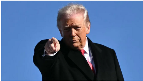 النظام الإيراني: ضغوط متصاعدة واستقرار في مواجهة التحديات 3 متظاهرون إيرانيون خلال احتجاجات حديثة تعكس الضغوط على النظام