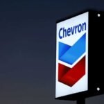 برميل نفط يحمل علم فنزويلا وشعار شركة شيفرون