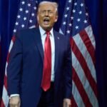 الرئيس الأمريكي دونالد ترامب يغادر منصة بعد إلقاء كلمة.