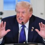 الرئيس الأمريكي دونالد ترامب يوقع مرسوماً يتعلق بإيرادات النفط الفنزويلي.