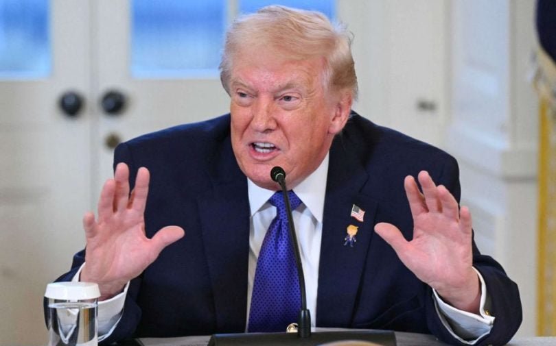 الرئيس الأمريكي دونالد ترامب يوقع مرسوماً يتعلق بإيرادات النفط الفنزويلي.