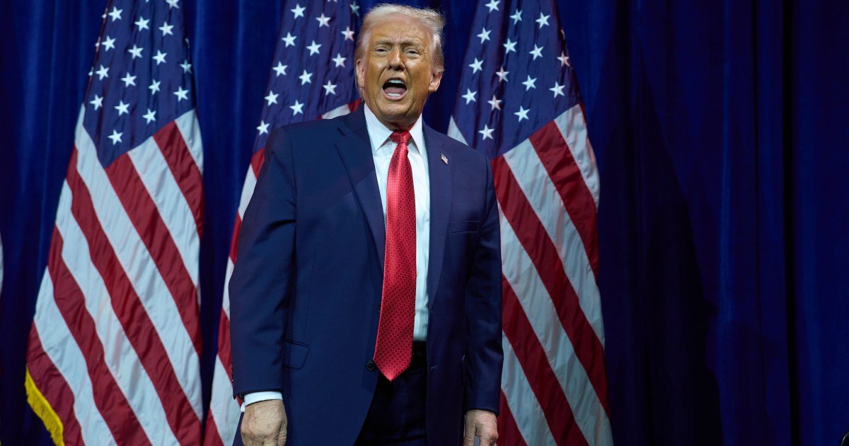 الرئيس الأمريكي دونالد ترامب يغادر منصة بعد إلقاء كلمة.