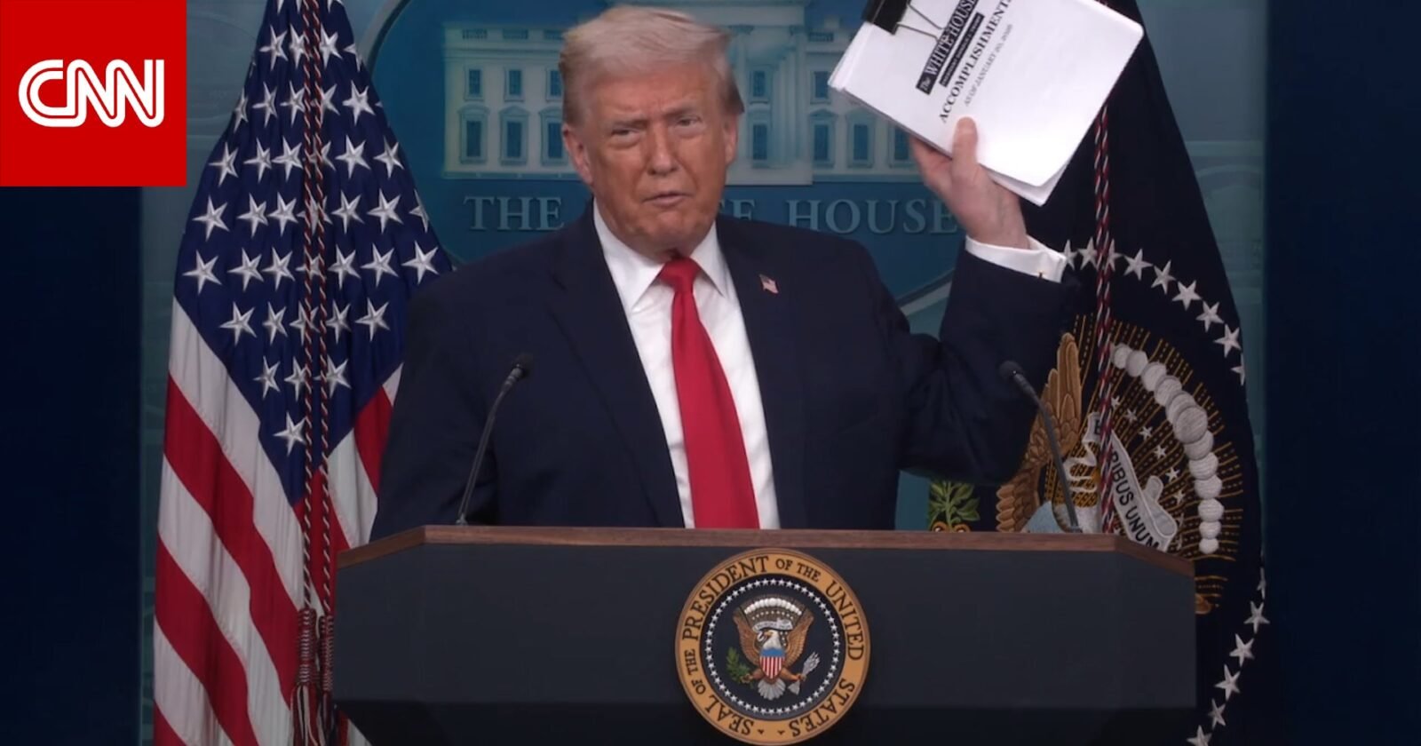 ترامب يعرض صورًا لمهاجرين غير شرعيين في مؤتمر صحفي ويُشدد على جهود إنفاذ القانون 1 الرئيس السابق دونالد ترامب يعرض صوراً خلال مؤتمر صحفي حول الهجرة.