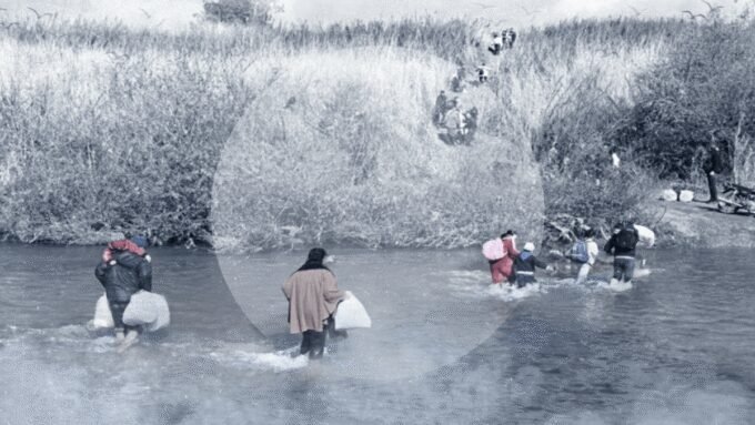 لاجئون سوريون يعبرون نهراً حدودياً بين سوريا ولبنان في ظروف خطرة