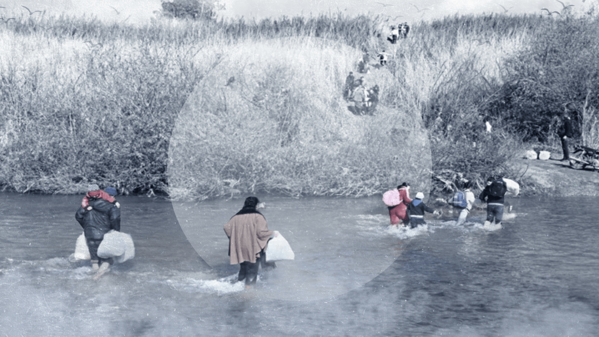 لاجئون سوريون يعبرون نهراً حدودياً بين سوريا ولبنان في ظروف خطرة