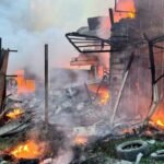 رجال إطفاء يعملون في موقع هجوم روسي بطائرة بدون طيار في خاركيف، أوكرانيا، وسط الدمار.