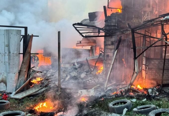 رجال إطفاء يعملون في موقع هجوم روسي بطائرة بدون طيار في خاركيف، أوكرانيا، وسط الدمار.